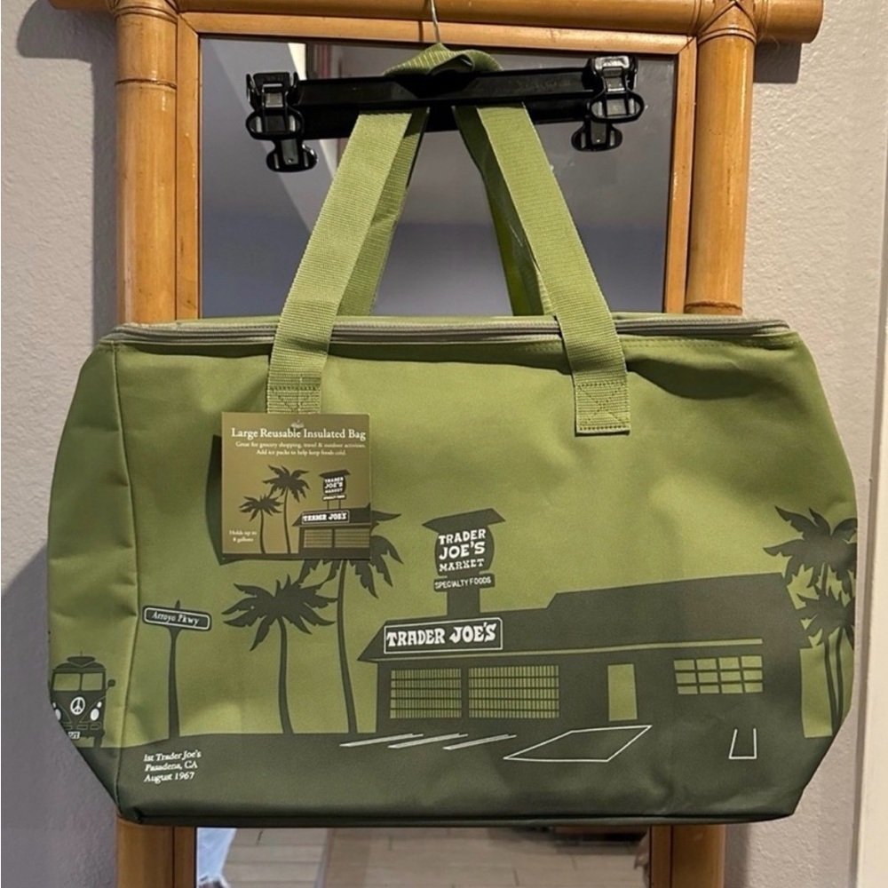 NWT limited edition large Reusable Insulated Bag by Trader Joe's in So Cal / NEW